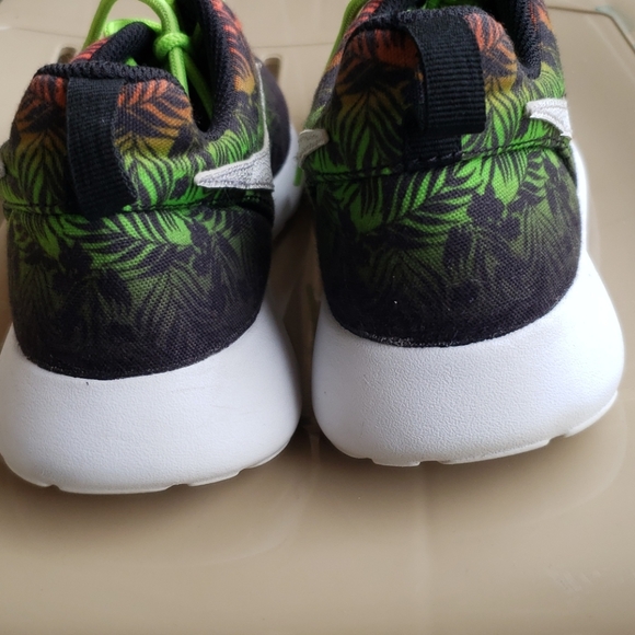 Nike Roshe One Palm Tree Print Sneakers - Picture 8 of 13